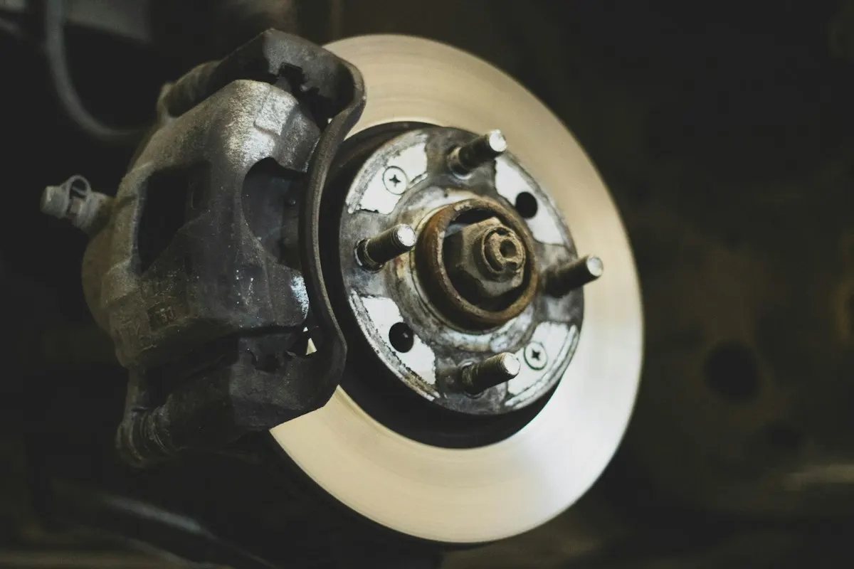 Brake rotor and caliper that can cause vibration when braking