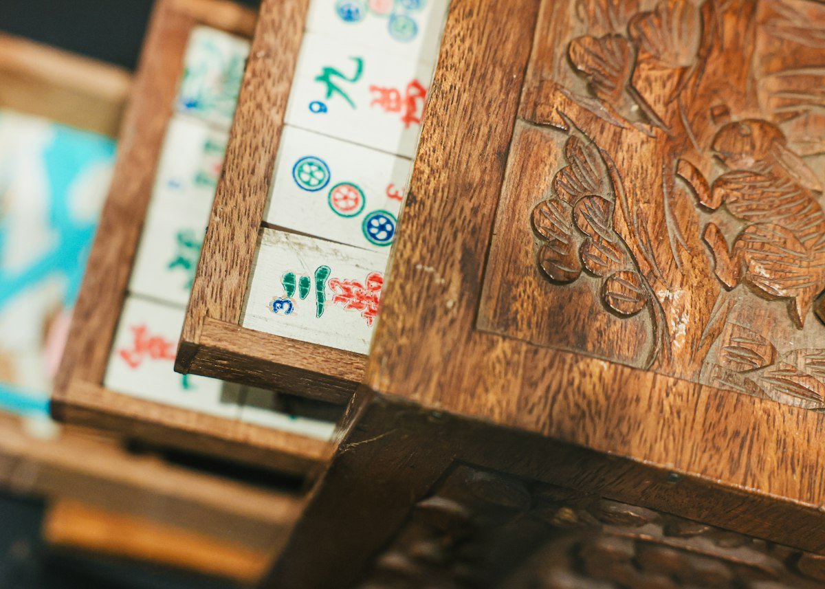 How to Play Mahjong: Rules, Tiles, and Tips for Beginners 2 Mahjong tiles in an ornate wooden storage box